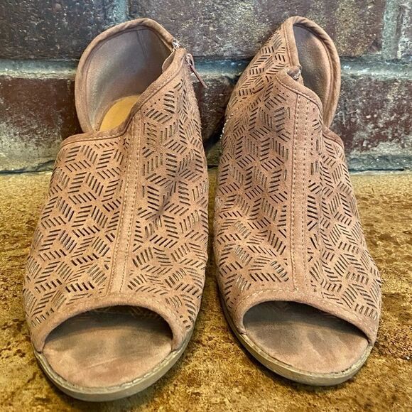 QUPID rose Taupe Half d'Orasy Peep Toe side zip laser cut Perforated Booties‎ - Picture 2 of 7